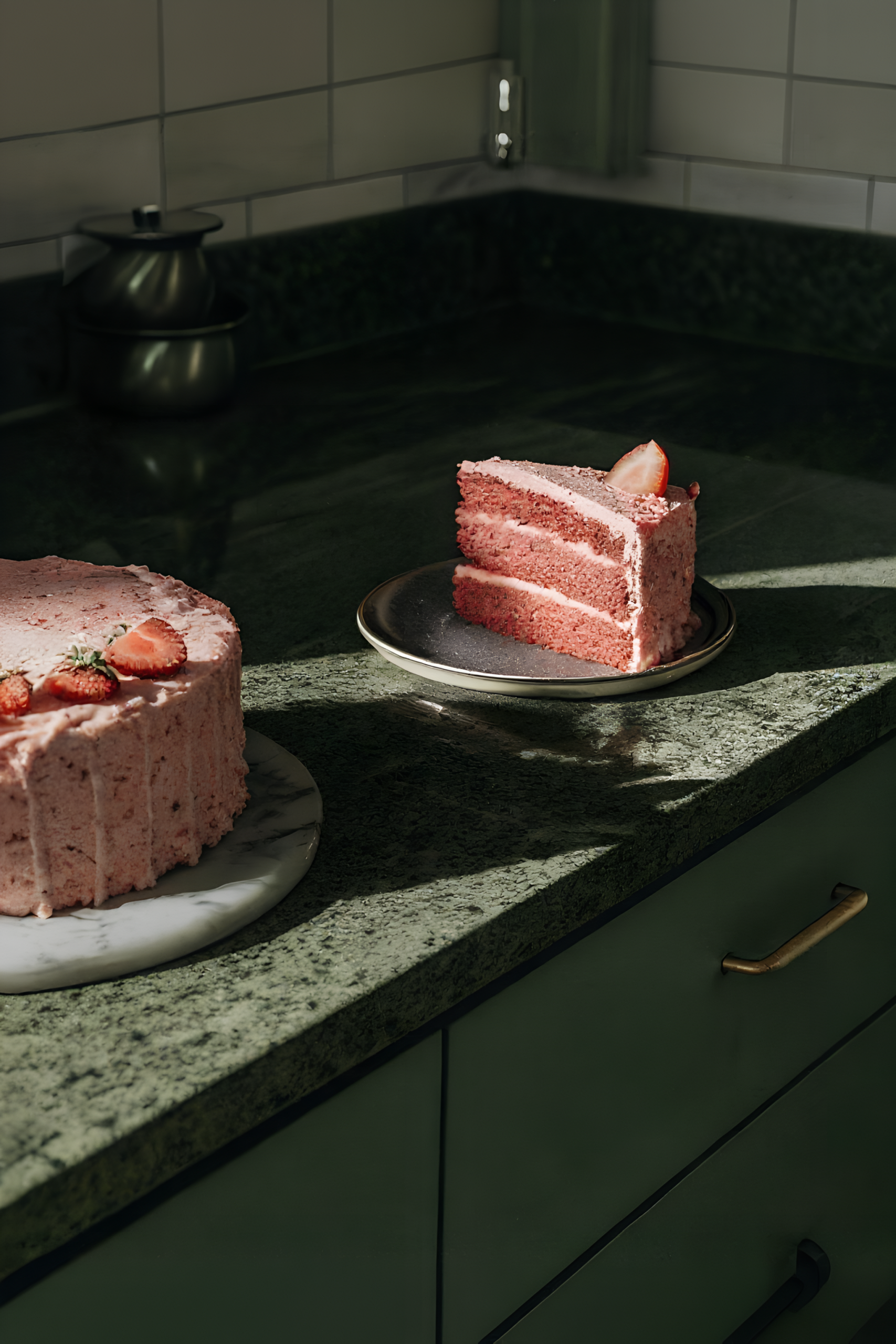 finished strawberry cake ready to serve